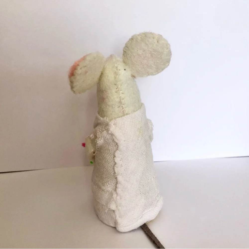 Felt mouse art doll pink flower bouquet hand-sewn cake topper gift